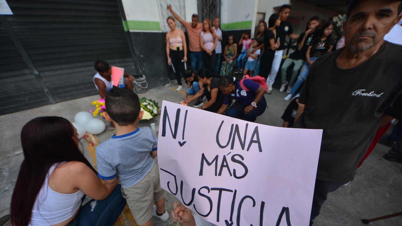 Plantón en el barrio San Judas Tadeo en Cali por el asesinato de la niña Michelle González
