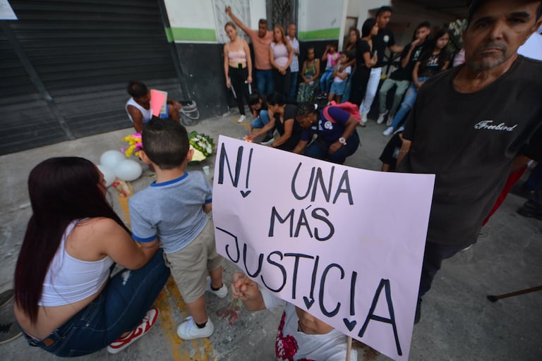 Plantón en el barrio San Judas Tadeo en Cali por el asesinato de la niña Michelle González