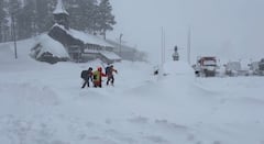 El martes, los rescatistas buscaban a diez esquiadores que fueron alcanzados por una avalancha en las montañas de California, donde una enorme tormenta dejó varios metros de nieve.