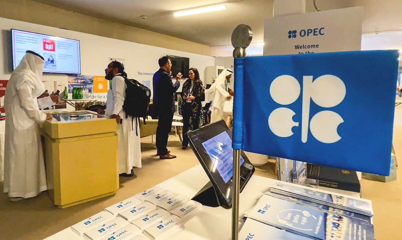 (ARCHIVOS) Esta fotografía, tomada el 10 de diciembre de 2023, muestra el pabellón de la OPEP en la cumbre climática de las Naciones Unidas en Dubái. Los Emiratos Árabes Unidos se retirarán de los cárteles petroleros de la OPEP y la OPEP+ el 1 de mayo de 2026, según informaron los medios estatales el 28 de abril de 2026, calificándolo como una decisión estratégica del principal productor. (Foto de Mumen KHATIB / AFP)