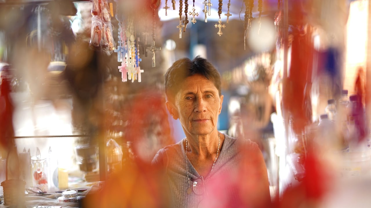 Entre campanas, oraciones y el ir y venir de los fieles, los vendedores sostienen una tradición que resiste al paso del tiempo. Cada objeto vendido es también un acto de fe que conecta la devoción con la vida cotidiana en Cali.