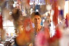 Entre campanas, oraciones y el ir y venir de los fieles, los vendedores sostienen una tradición que resiste al paso del tiempo. Cada objeto vendido es también un acto de fe que conecta la devoción con la vida cotidiana en Cali.