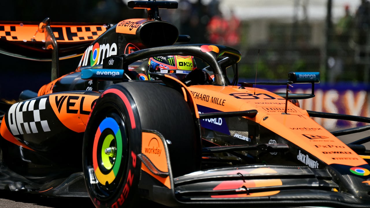 El piloto australiano de McLaren, Oscar Piastri, corre durante la primera sesión de entrenamientos.