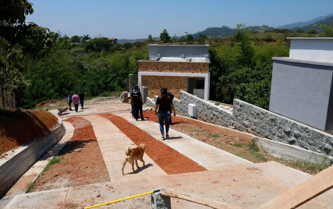 Construcciones ilegales en La Buitrera