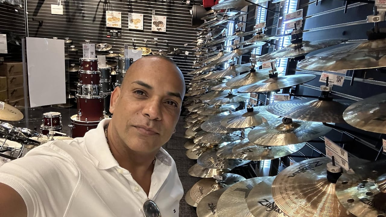 Luder se desempeña como timbalero desde los 9 años de edad.