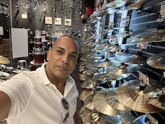 Luder se desempeña como timbalero desde los 9 años de edad.