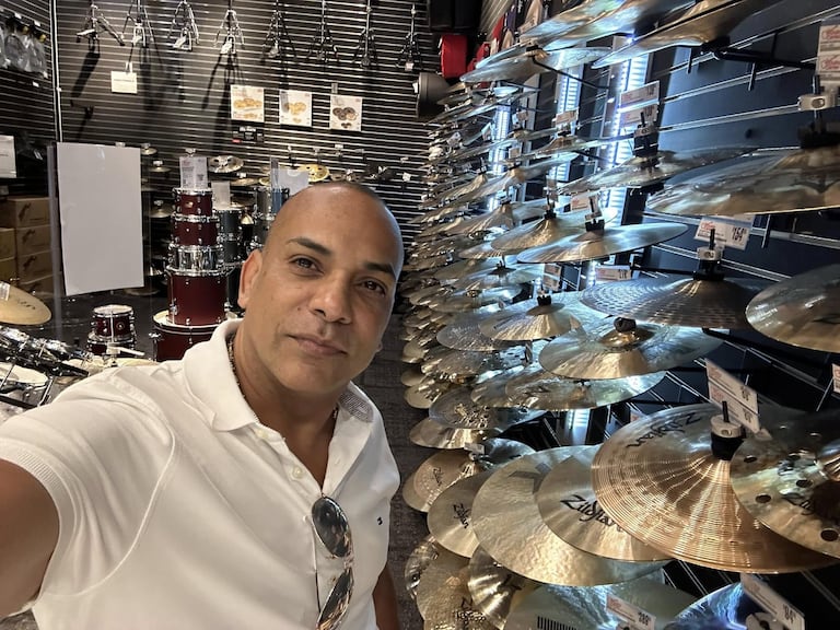 Luder se desempeña como timbalero desde los 9 años de edad.