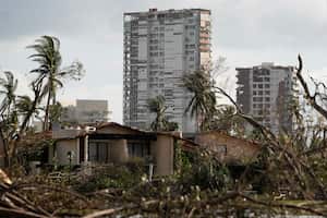 Edificios rodeados de escombros tras el paso del devastador huracán Otis, de categoría 5, en Acapulco, México, el viernes 27 de octubre de 2023. (AP Foto/Félix Márquez)