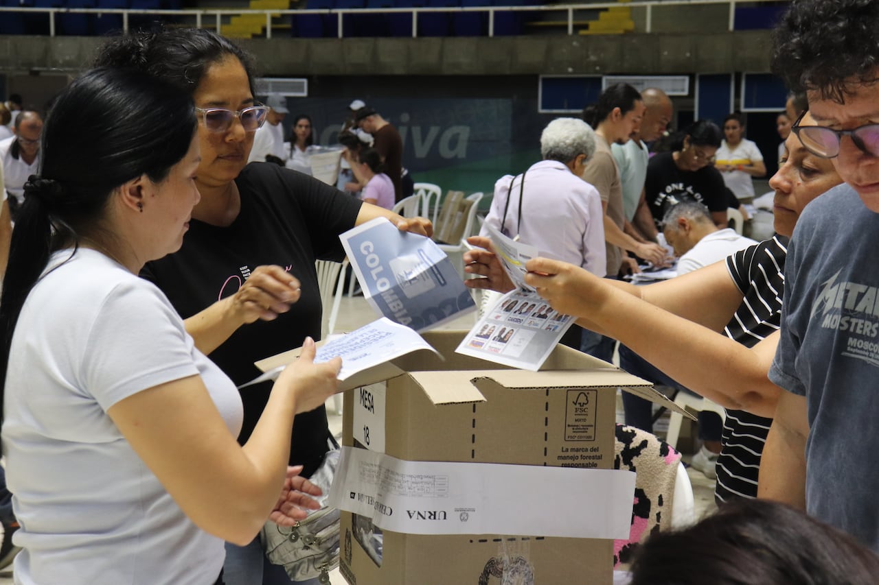 Elecciones 2026 preconteo de votos en el coliseo del pueblo