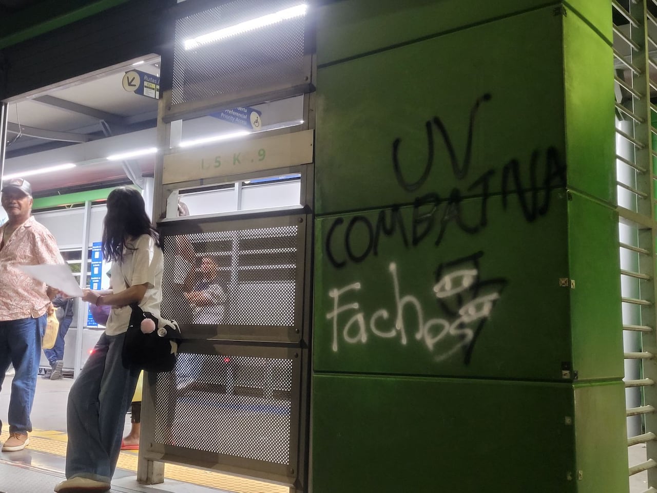 Encapuchados vandalizan estaciones del mío a lo largo de la calle quinta durante marcha de antorchas de univalle