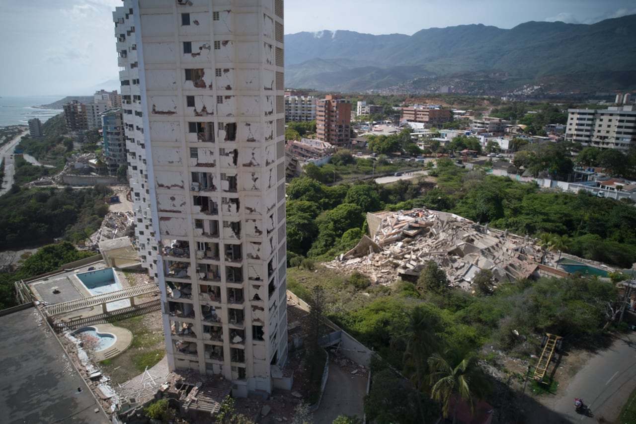 Edificios dañados permanecen en pie un día después de que los terremotos azotaran La Guaira.