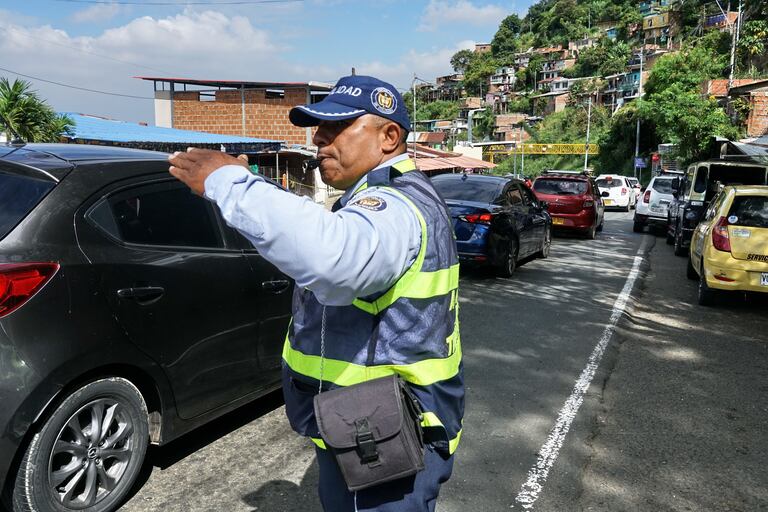 En las entradas a la capital del Valle, hubo flujo normal de vehículos. Sin embargo, se presentó un accidente con moto en la vía al mar, Vuelta del Cerezo. Foto Jorge Orozco.