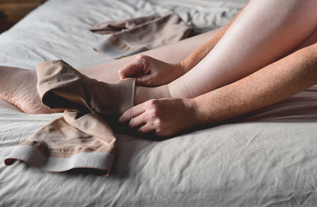 Así mismo, usar medias de compresión o mangas elásticas (ayuda a que los líquidos vuelvan al sistema circulatorio),