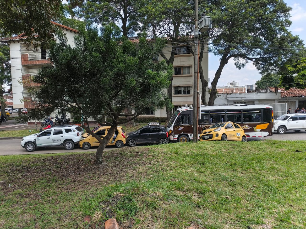 Choque múltiple entre al menos siete vehículos mantiene bloqueada la avenida 4 con 34 y genera fuertes congestiones hacia la terminal de transportes.