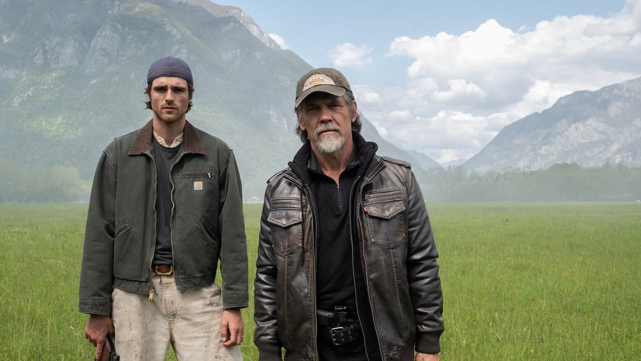 Jacob Elordi y Josh Brolin en La Guerra de los Últimos o The Dog Stars.