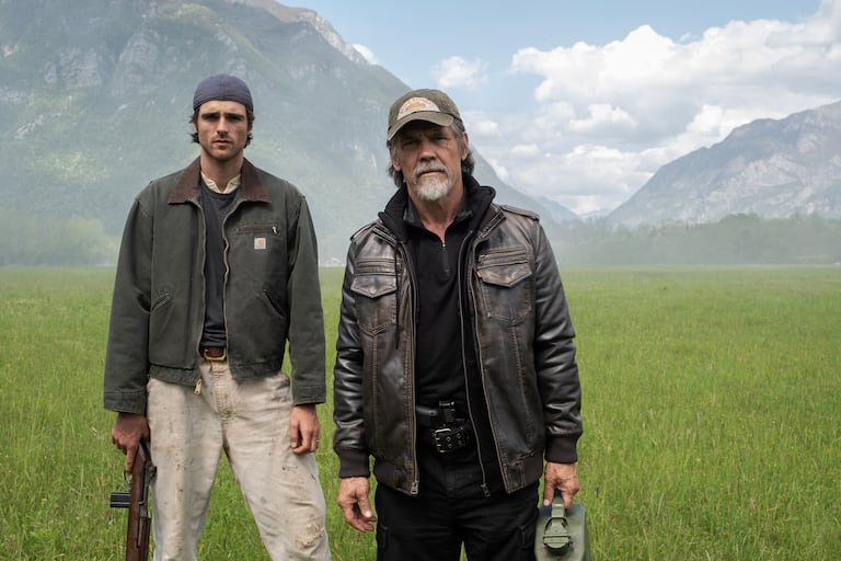 Jacob Elordi y Josh Brolin en La Guerra de los Últimos o The Dog Stars.