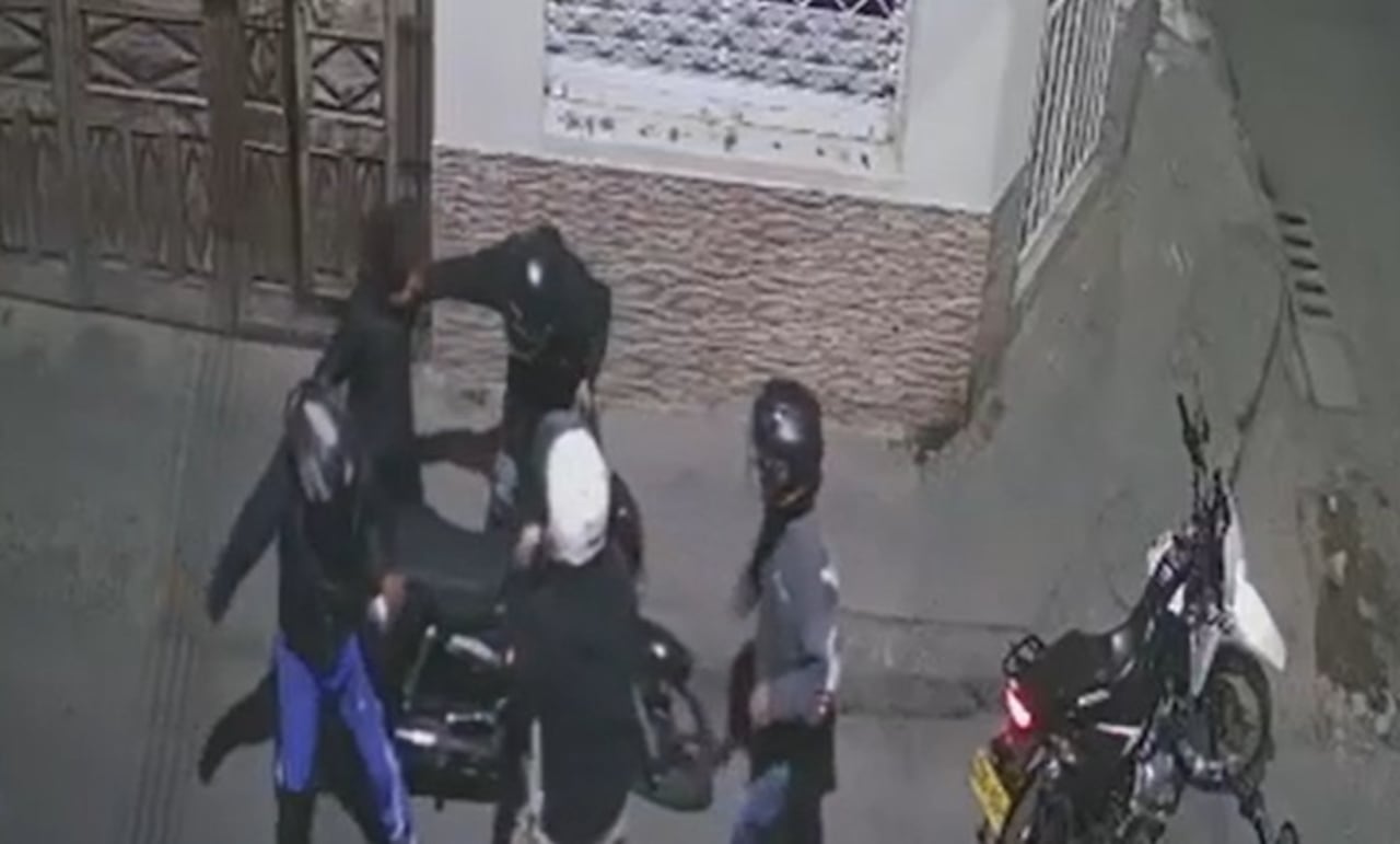 Una pareja fue atacada con arma blanca por delincuentes que les robaron la motocicleta en el barrio San Camilo, en el centro histórico de Popayán. El violento asalto quedó registrado en video.