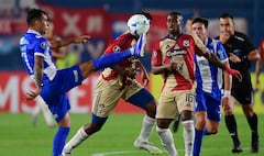 El delantero #07 de Juventud, Agustín Alaniz (izq.), y el mediocampista #16 de Independiente Medellín, Halam Loboa, disputan el balón durante el partido de ida de la tercera fase de la Copa Libertadores entre Juventud de Uruguay e Independiente Medellín de Colombia, en el Estadio Gran Parque Central de Montevideo, el 5 de marzo de 2026. (Foto: Dante FERNANDEZ / AFP)