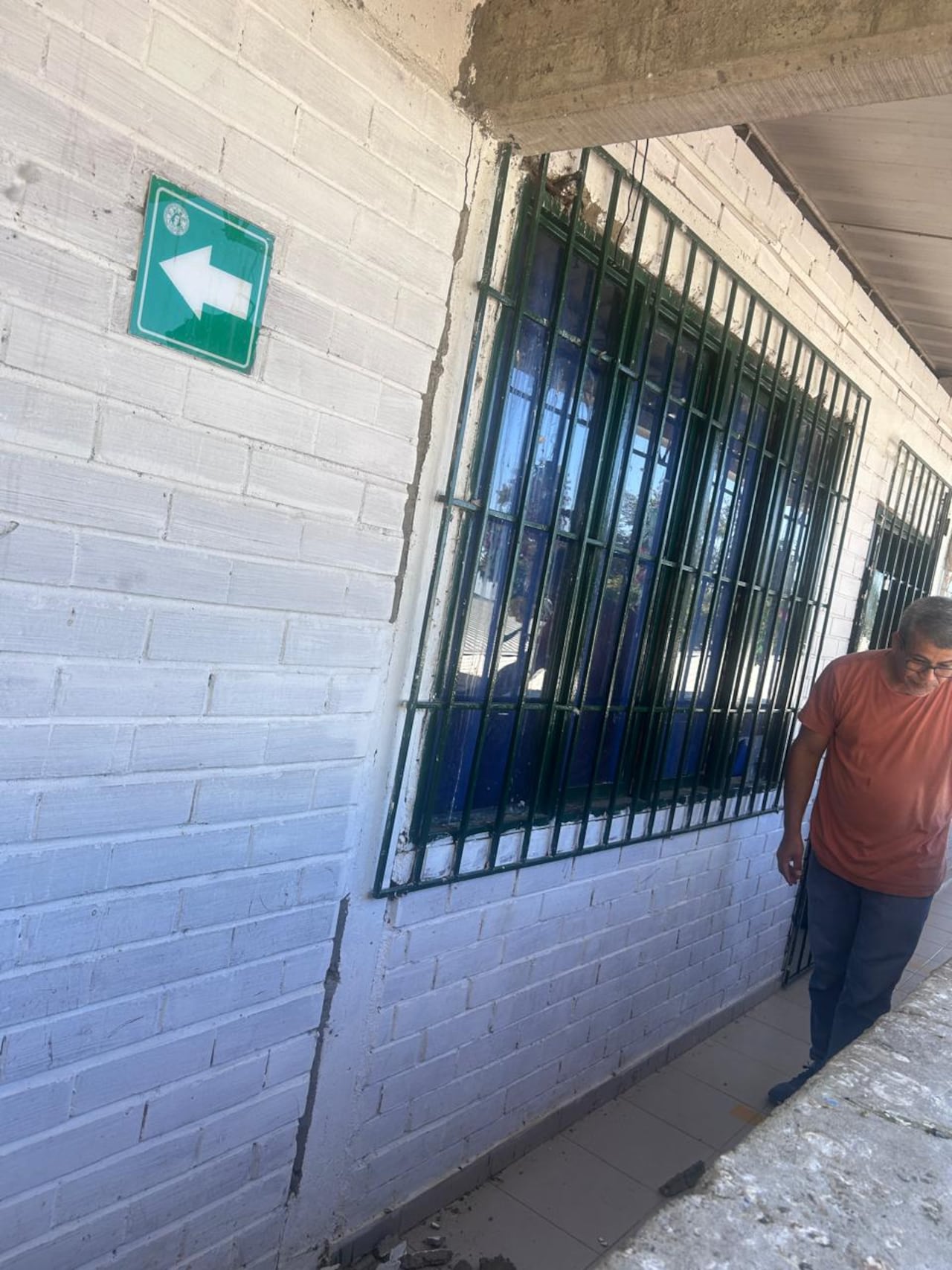 Así quedaron algunas paredes de la Institución Educativa Policarpa Salavarrieta en Dapa, tras el fuerte sismo de magnitud 7,4.