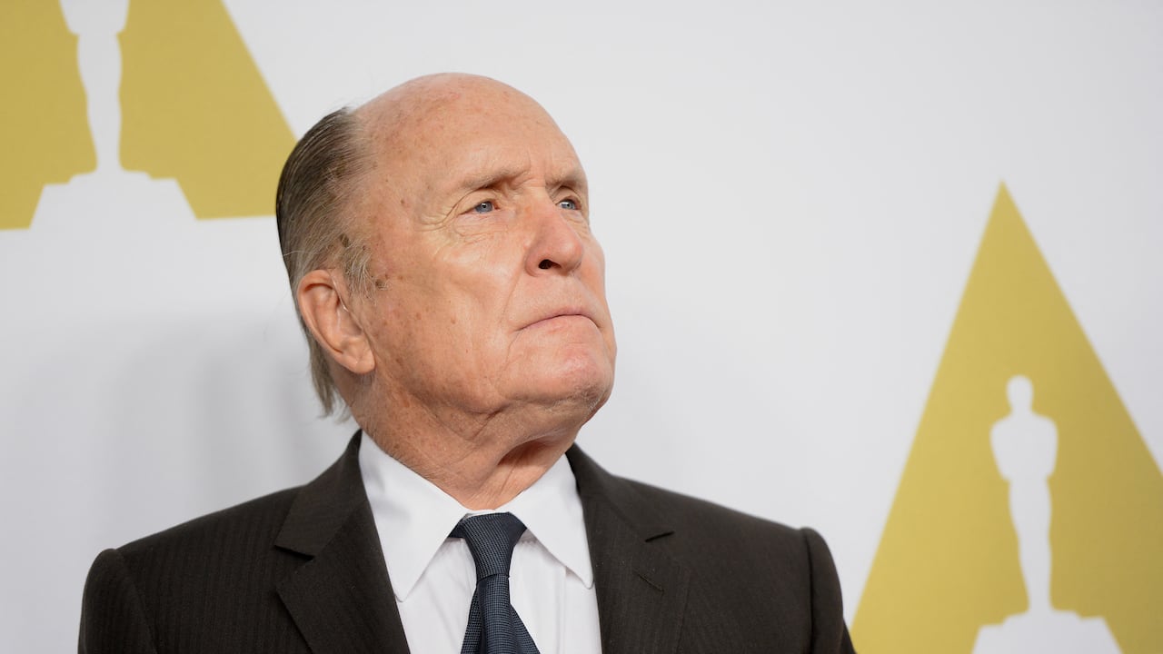 Robert Duvall, quien interpretó al afable abogado de la mafia en "El Padrino" y arrasó con su interpretación de un coronel apasionado por el surf en "Apocalipsis ahora", falleció a los 95 años, según anunció su esposa el 16 de febrero de 2026.