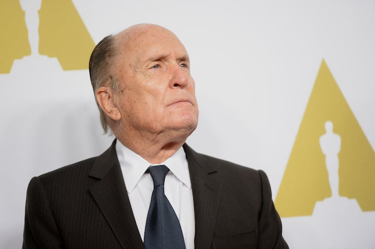 Robert Duvall, quien interpretó al afable abogado de la mafia en "El Padrino" y arrasó con su interpretación de un coronel apasionado por el surf en "Apocalipsis ahora", falleció a los 95 años, según anunció su esposa el 16 de febrero de 2026.