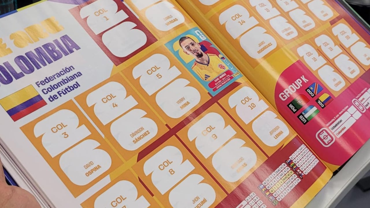 Páginas de Colombia en el álbum Panini. En total son 18 jugadores, más el escudo y equipo.