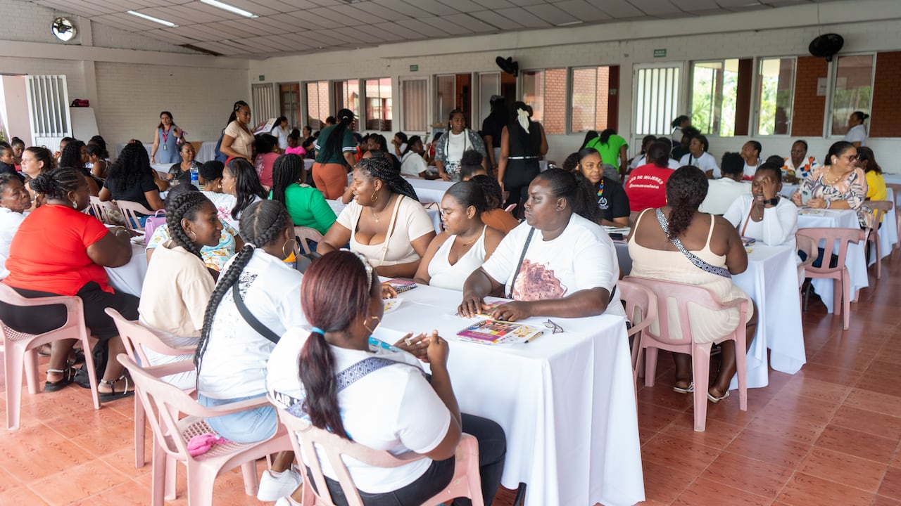 Mujeres que pactaron firmar la paz con actores armados en Buenaventura para el cese de violencia.