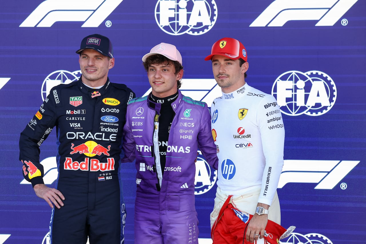 El piloto italiano de Mercedes, Kimi Antonelli (C), ganador de la pole position, posa junto al piloto neerlandés de Red Bull Racing, Max Verstappen (I), que terminó segundo, y el piloto monegasco de Ferrari, Charles Leclerc (D), que terminó tercero, tras la sesión de clasificación para el Gran Premio de Fórmula 1 de Miami 2026 en el Autódromo Internacional de Miami en Miami Gardens, Florida, el 2 de mayo de 2026. (Foto de CHARLY TRIBALLEAU / AFP)
