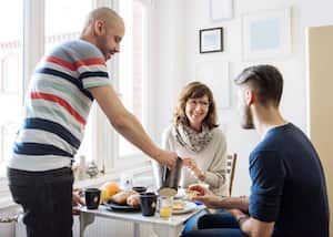 Se debe desayunar porque el cuerpo necesita la energía de los alimentos.
