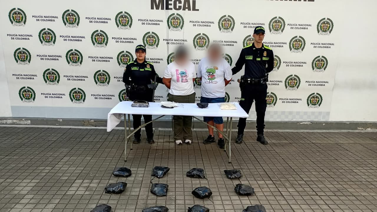 Una pareja fue capturada por transportar droga en un vehículo.