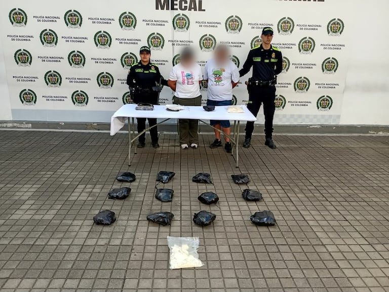 Una pareja fue capturada por transportar droga en un vehículo.