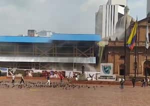 Desde la estructura salía una cortina de humo.