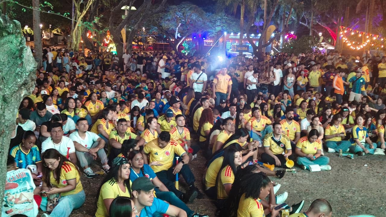 Aficionados caleños disfrutando del partido de la Selección Colombia frente a Ghana.
