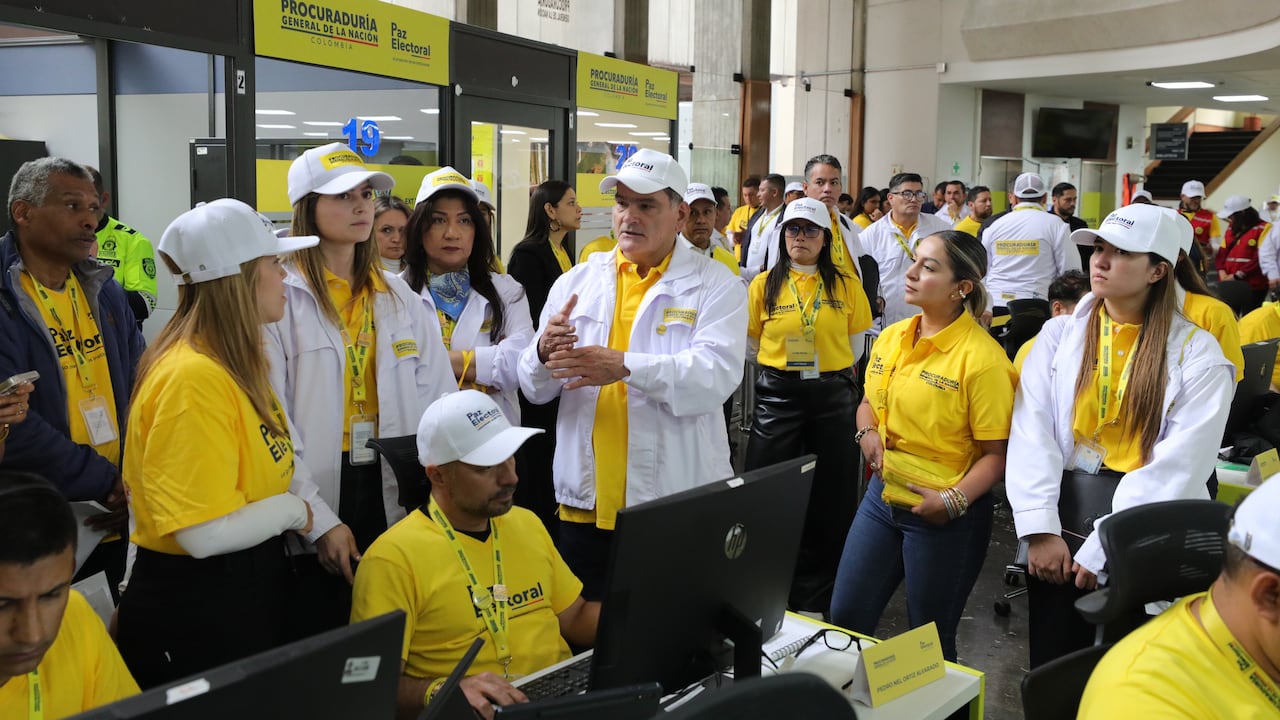 El procurador general de la Nación, Gregorio Eljach Pacheco, supervisa el funcionamiento del Centro de Comunicaciones y Logística del Ministerio Público, desde donde se brindó orientación a ciudadanos y se recibieron quejas sobre presuntas irregularidades durante la jornada electoral.