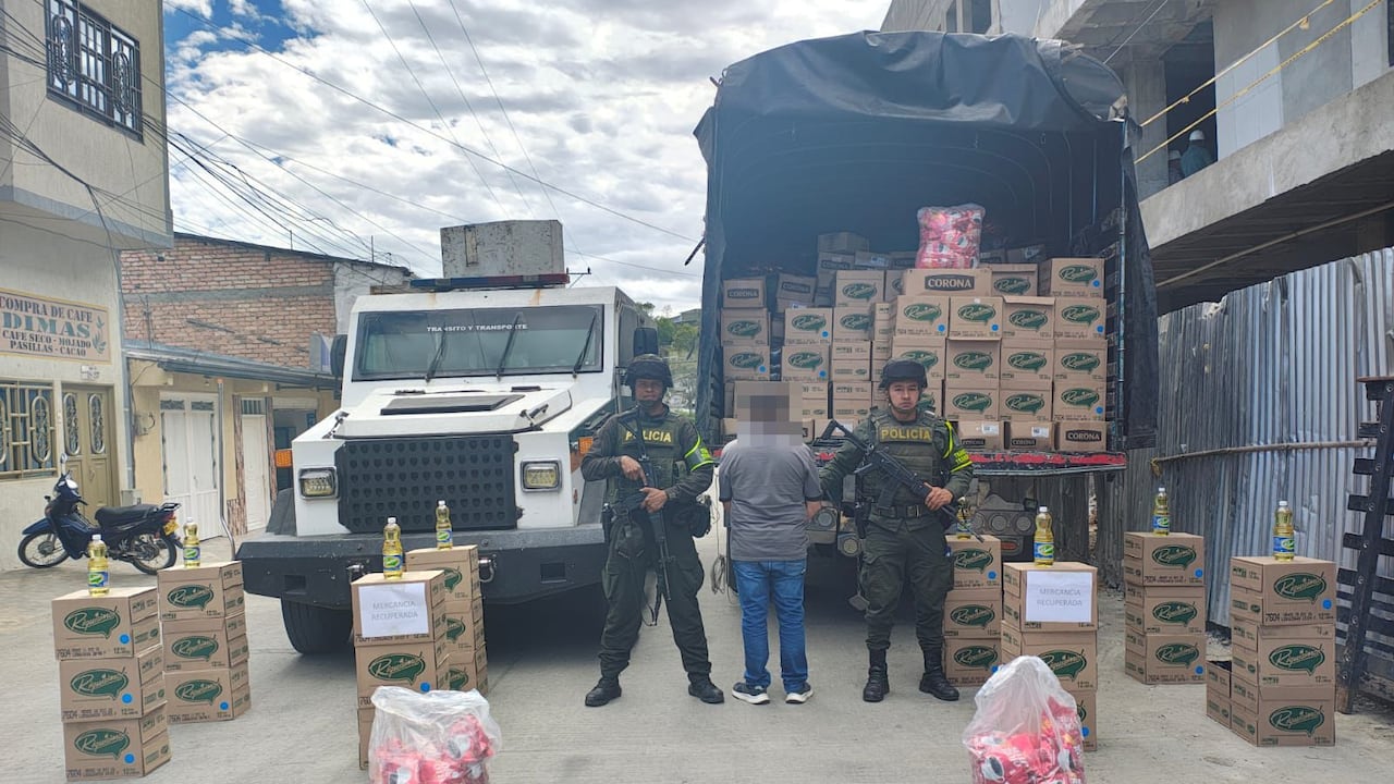 Este fue el momento de la captura de esta persona tras ser sorprendida transportando mercancía reportada como hurtada en el municipio de Chachagüí.
