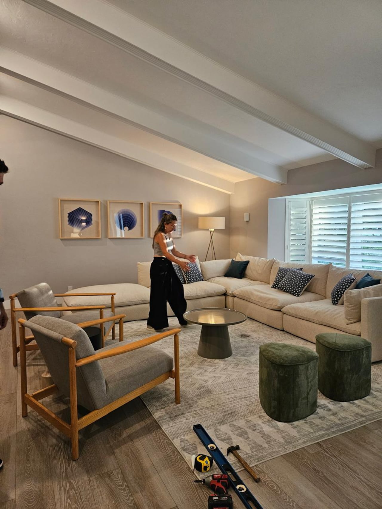 Un tapiz sobrio dará el toque perfecto a sus espacios. Para la sala basta un sofá en L y alguna poltrona. Prefiera muebles con telas o cuero fáciles de limpiar.