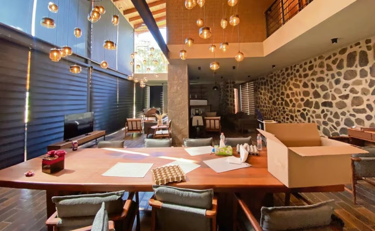 La casa tenía lujosos acabados, así como abundantes provisiones.