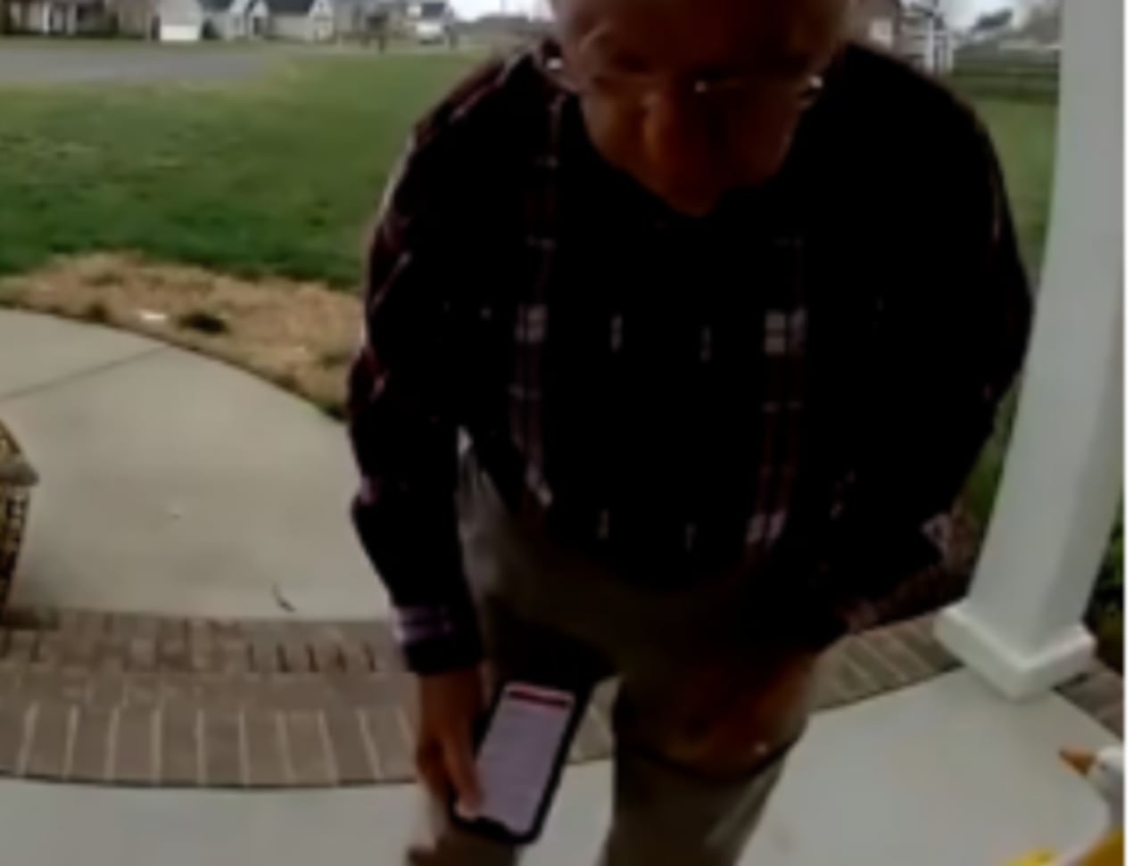 Las dificultades físicas de un repartidor de avanzada edad.