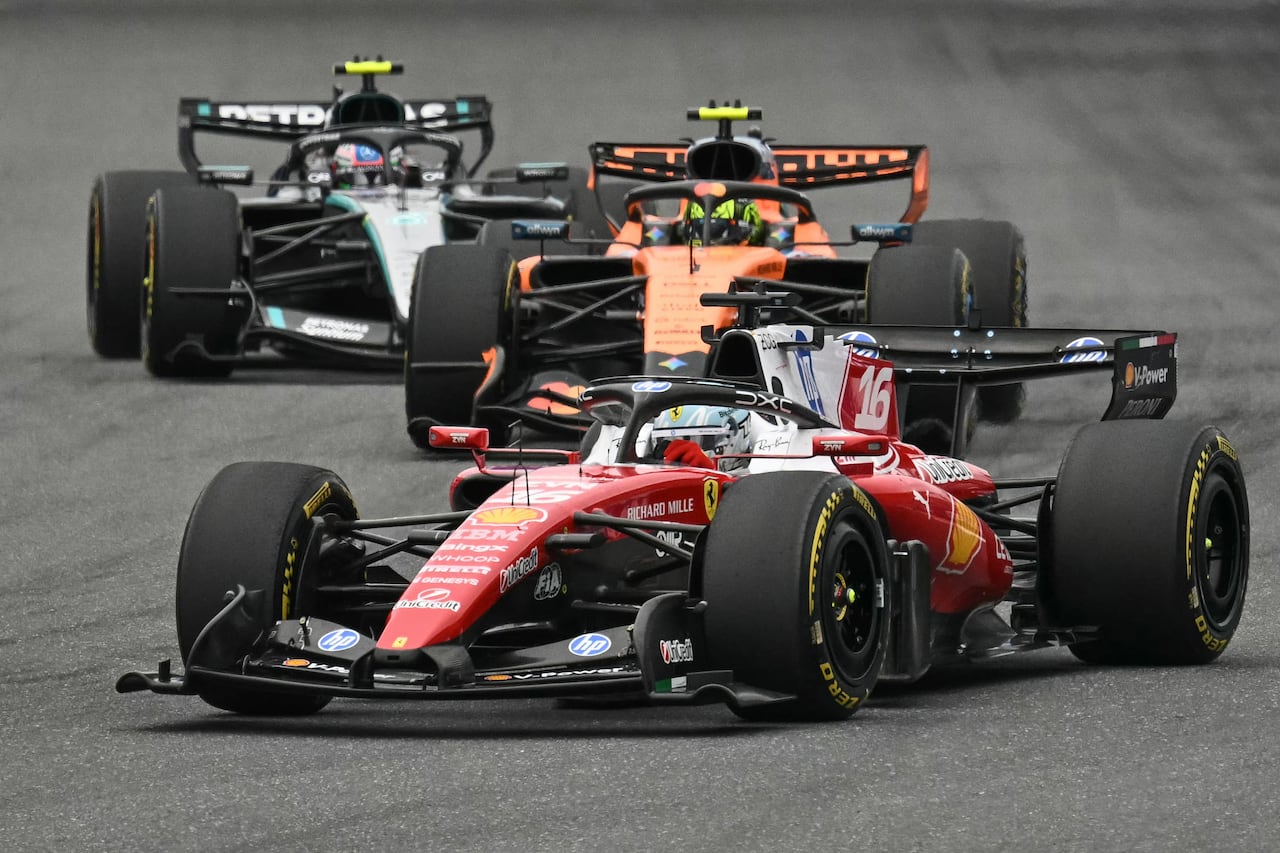 (De izquierda a derecha) El piloto italiano de Mercedes, Kimi Antonelli, el piloto británico de McLaren, Lando Norris, y el piloto monegasco de Ferrari, Charles Leclerc, compiten durante el Gran Premio de Fórmula 1 de Miami 2026 en el Autódromo Internacional de Miami en Miami Gardens, Florida, el 3 de mayo de 2026. (Foto de CHANDAN KHANNA / AFP)