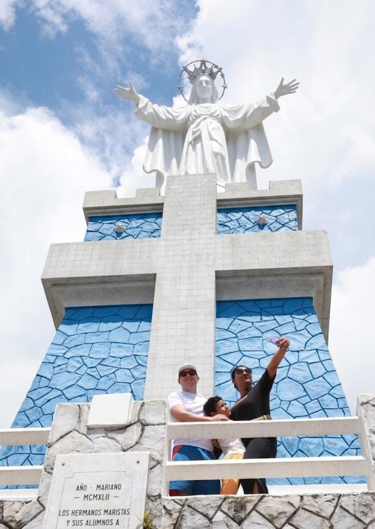La subida al cerro es corta y accesible. No se permite el ingreso de vehículos, por lo que el recorrido se hace caminando, lo que lo convierte en un plan perfecto para hacer ejercicio.