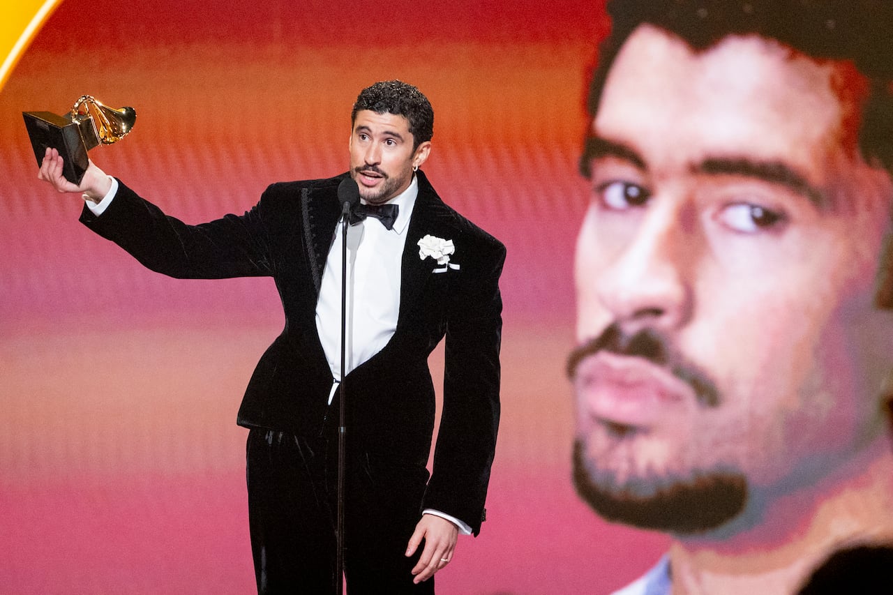 Bad Bunny acepta el premio Álbum del Año por "Debí Tirar Más Fotos" en el escenario durante los 68.os Premios GRAMMY en el Crypto.com Arena el 1 de febrero de 2026 en Los Ángeles, California.