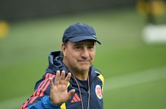 Colombia's Argentine head coach Nestor Lorenzo waves in a training session at the Sporting KC Stadium in Kansas City on July 4, 2026, during the 2026 World Cup tournament. (Photo by JUAN MABROMATA / AFP)