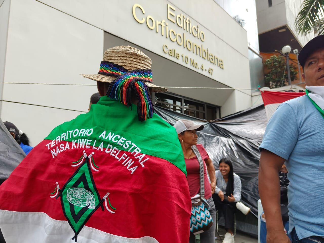 La minga indígena mantiene una presencia pacífica en el centro de Cali, con adultos mayores, mujeres y niños, para visibilizar la urgencia de sus demandas territoriales.