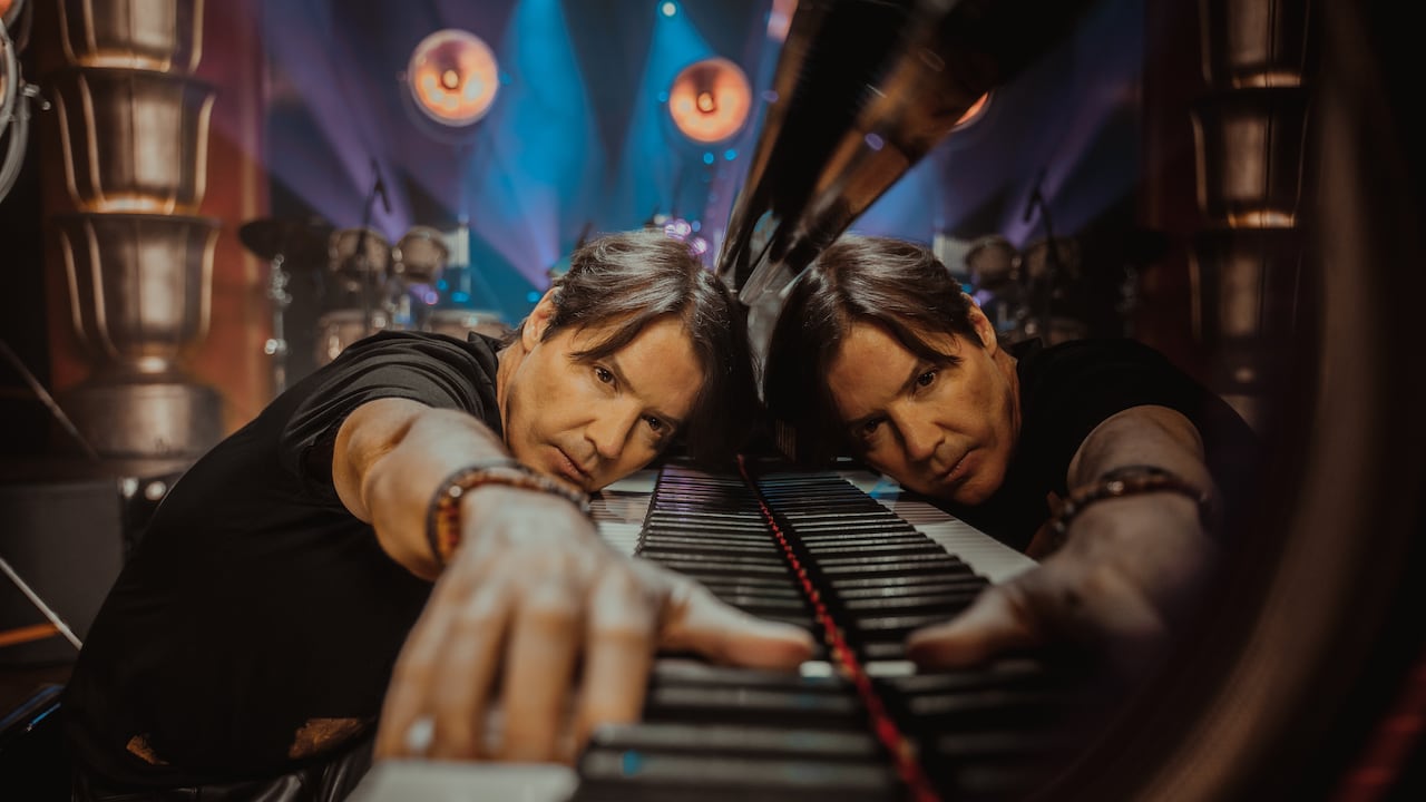 Arthur Hanlon es el único pianista en la historia en llegar al No. 1 de Billboard en las listas latinas.