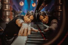 Arthur Hanlon es el único pianista en la historia en llegar al No. 1 de Billboard en las listas latinas.