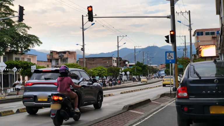 La intersección de la Transversal 29 con 28C, en el barrio Eduardo Santos, concentra accidentes frecuentes pese a contar con semáforo y señalización vial.
