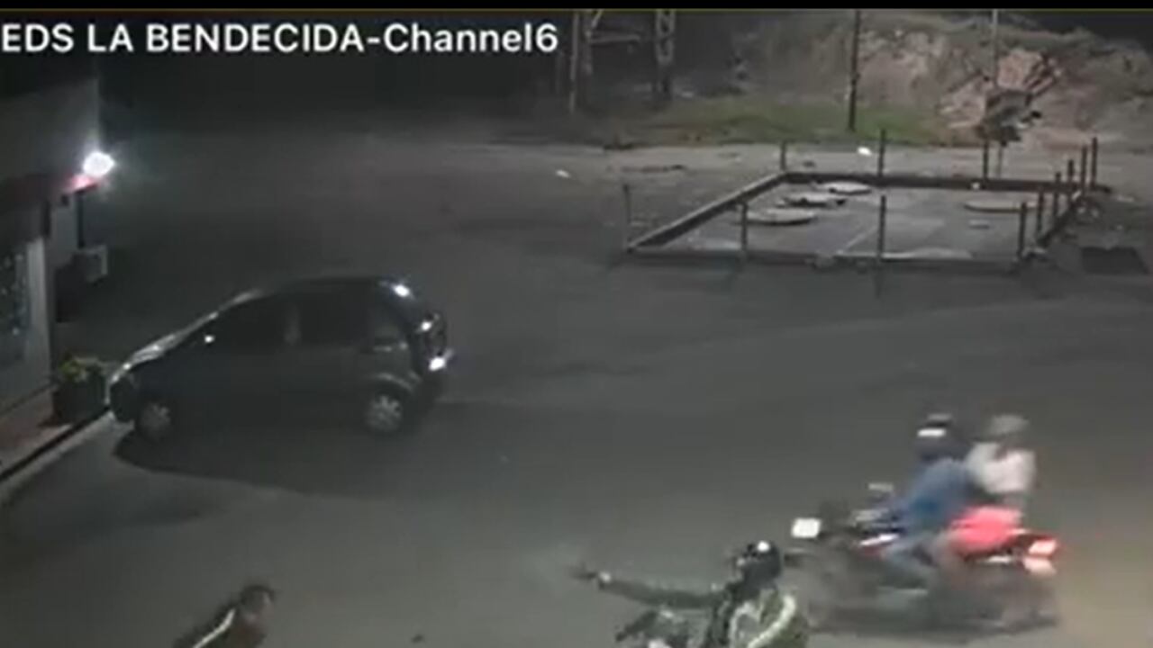 Al momento de desenfundar su arma de dotación, el vigilante de la gasolinera es ultimado por uno de los delincuentes.