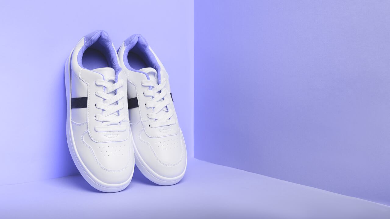 Las zapatillas o tenis blancos brindan un toque de elegancia a los viajeros.