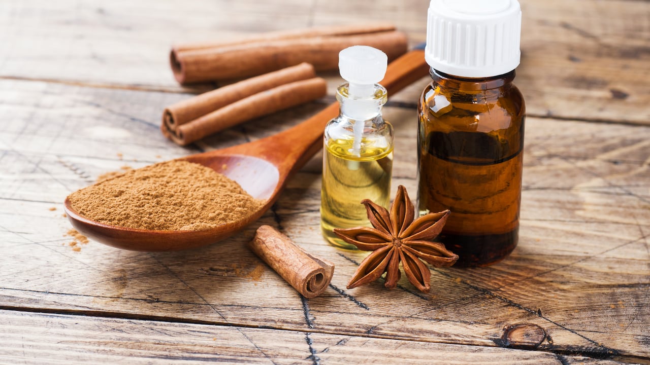 ¿Busca alternativas naturales para disimular las canas? Conozca cómo la canela puede ser su aliada.