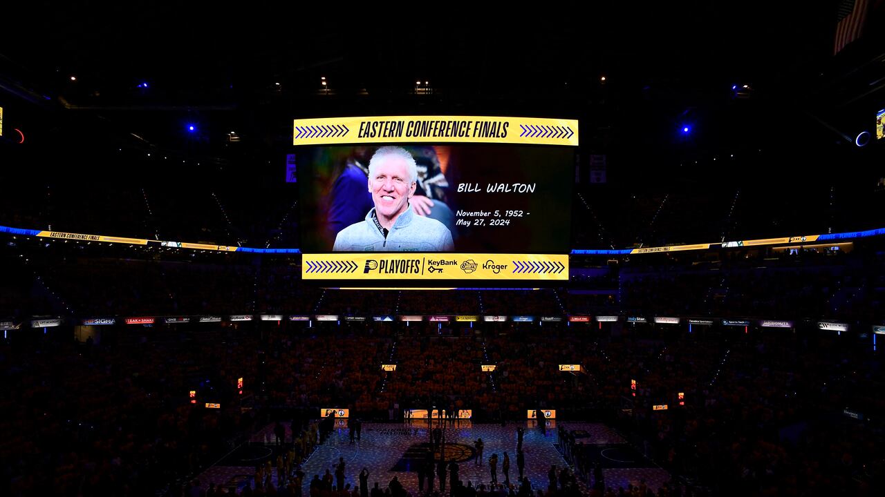 Indiana Pacers rinde homenaje con un momento de silencio a Bill Walton, antes del partido contra los Boston Celtics, durante el Juego 4 de las Finales de la Conferencia Este de los Playoffs de la NBA (27 de mayo de 2024).